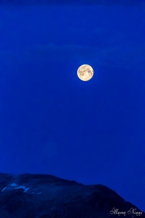 Måne over Svartvasstinden